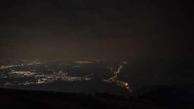 Bulutlarda görülebilen şehrin ışıklarının ve trafiğinin zamanlaması
