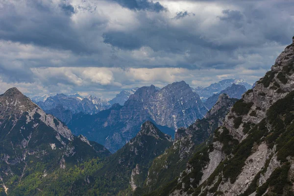 Cadore dolomitlerinin bulutlu gökyüzü panoraması