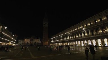 Akşamları San Marco Meydanı 'nda yürüyen turistler, Venedik