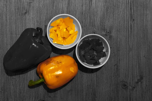 Yellow color isolation effect of whole and chopped peppers — Stock Photo, Image