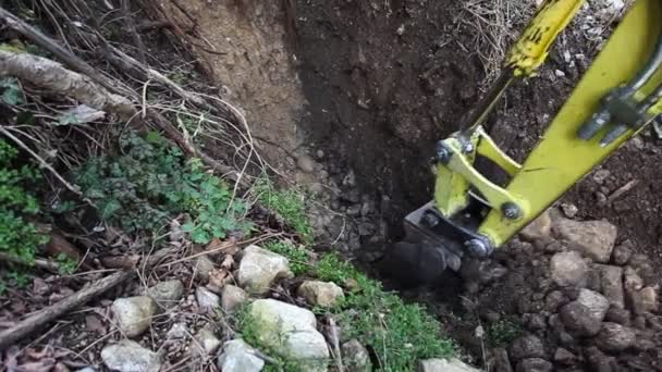 Escavadora mecânica pá cavar um buraco em cascalho — Vídeo de Stock