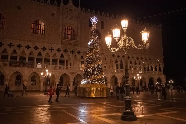 Árbol de Navidad frente al Palazzo Ducale de noche, Venecia, Italia — Foto de Stock