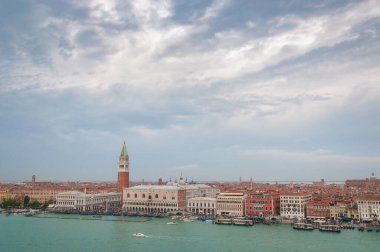 Bulutlu bir günde San Marco Meydanı ve Kanal Grande 'nin hava manzarası, Venedik