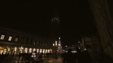  Akşam Piazza San Marco 'da Noel ağacı ve çan kulesi