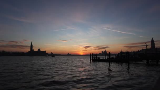 Impresionante puesta de sol sobre las aguas de la cuenca de San Marco, Venecia, Italia — Vídeo de stock