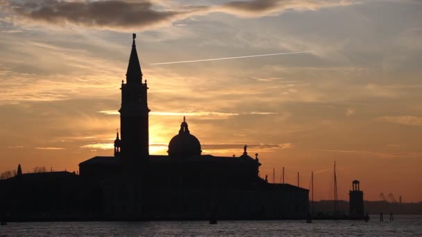 Maravilloso atardecer sobre la Iglesia de San Giorgio, Venecia, Italia — Vídeos de Stock