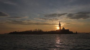 San Giorgio Maggiore adasının arkasında güneş batıyor, Venedik, İtalya