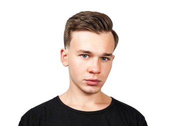 Kameraya bakarak beyaz isolaed arka plan üzerinde siyah t-shirt portre beyaz genç adam modeli giymiş