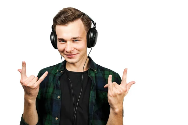 Portret kaukaski, biały, młody facet słuchać muzyki w skale telefony ucha. Przystojny mężczyzna ubrany w czarny T-shirt i zielony plaid shirt na na białym tle — Zdjęcie stockowe
