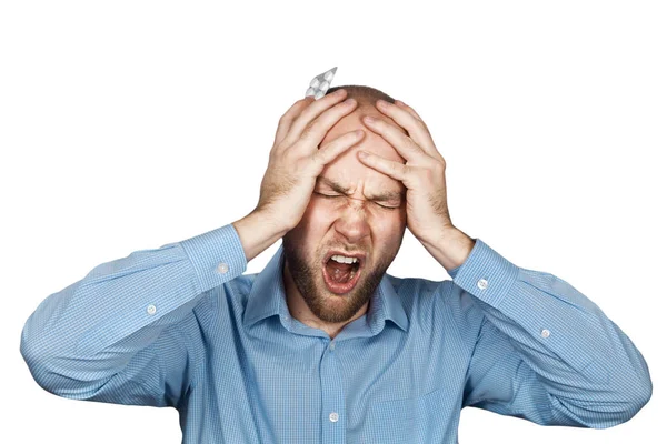 Hombre de camisa azul tomando antibióticos, antidepresivos, analgésicos para aliviar el dolor en casa. Joven sintiéndose enfermo, concepto de tratamiento de emergencia sobre fondo blanco aislado — Foto de Stock