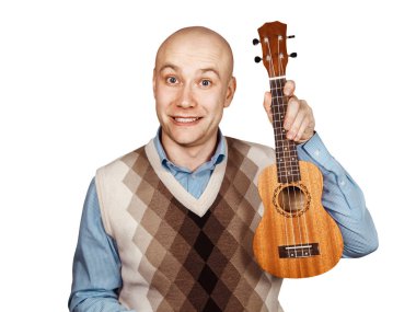 Beyaz izole arka planda ukulele ile portre kel adam