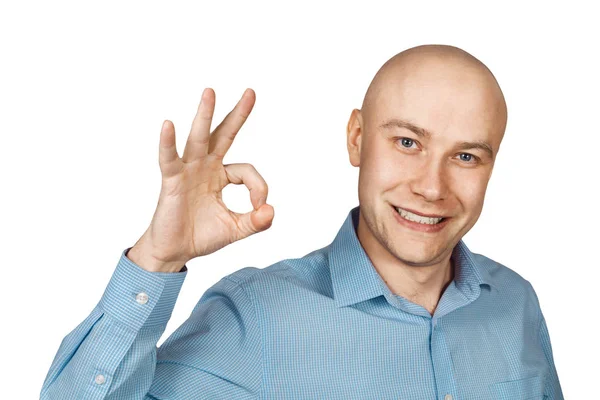 Portrét bílý holohlavý muž na modré košili na bílém izolovaném pozadí ukazující nápis OK — Stock fotografie