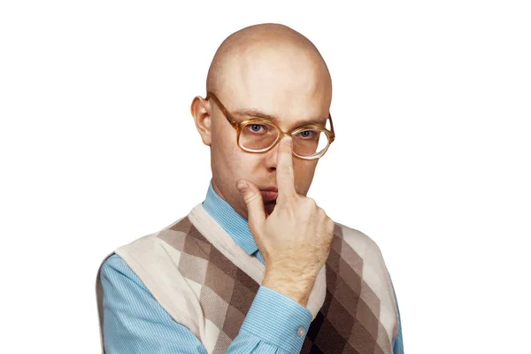 Portret van een man aanpassen van een bril met een hand in een blauw shirt op een witte geïsoleerde achtergrond — Stockfoto