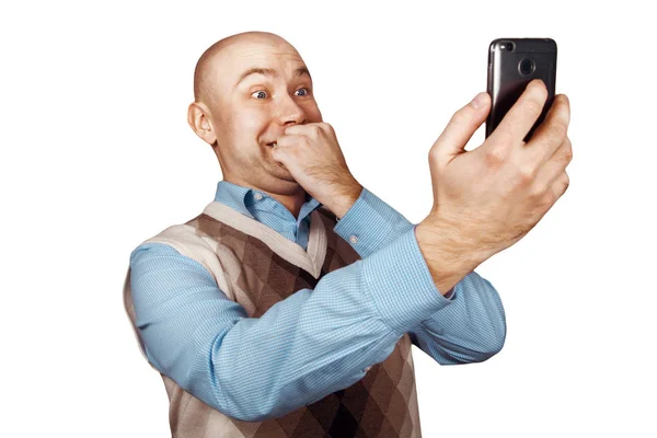 Ritratto Calvo uomo che parla al telefono e selfie su sfondo bianco isolato — Foto Stock