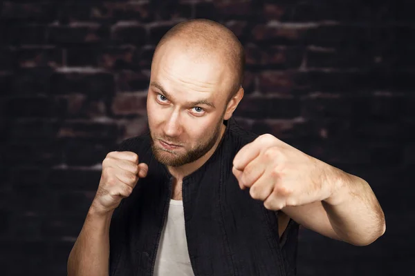 Glatzkopf Bösewicht krimineller Erpresser bereitet sich auf einen Kampf vor und schwingt seine Faust auf einem isolierten weißen Hintergrund — Stockfoto