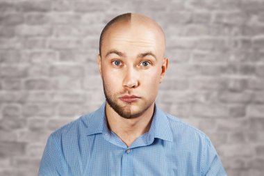 Portre adam önce ve sonra saç dökülmesi, tuğla duvar beyaz arka planda nakli. Bölünmüş kişilik.