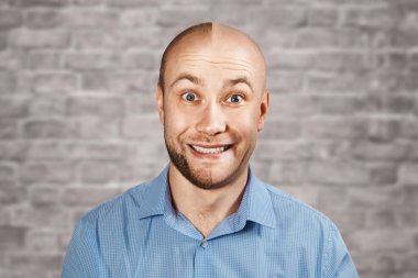 Portre adam önce ve sonra saç dökülmesi, tuğla duvar beyaz arka planda nakli. Bölünmüş kişilik.