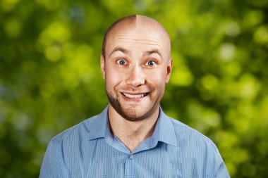 Portre adam önce ve sonra saç dökülmesi, yeşil bokeh arka planda nakli. Bölünmüş kişilik.