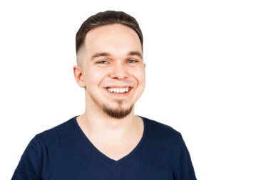 Geniş beyaz bir gülümseme ve hatta dişleri beyaz arka plan üzerinde izole ile Yakışıklı adam