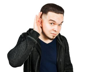 Genç sakallı adam kulak misafiri oluyor. Beyaz arkaplanda izole