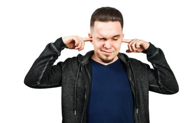 Portre Beyaz adam beyaz izole arka plan üzerinde mavi gömlek kulakları kapatır