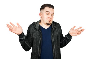 Şaşkın genç sakallı adam silkiyor, beyaz arka plan üzerinde izole