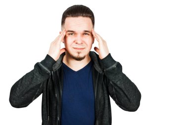adam antibiyotik alarak, antidepresan, hap ilaç evde ağrı rahatlatmak için. Genç adam hasta, kötü baş ağrısı, stres veya grip, izole beyaz arka planda acil tedavi kavramı muzdarip