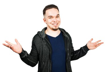 Şaşkın genç sakallı adam silkiyor ve gülümseme, beyaz arka plan üzerinde izole