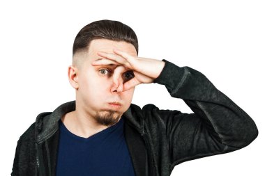 Kafkas adam portresi, yakın burun, kokuyor. Beyaz arka planda izole edilmiş adam