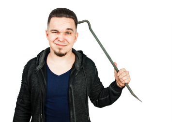 Genç sakallı adam tırnak çekmecesini tutuyor. Beyaz arkaplanda izole