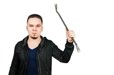 Genç sakallı adam tırnak çekmecesini tutuyor. Beyaz arkaplanda izole