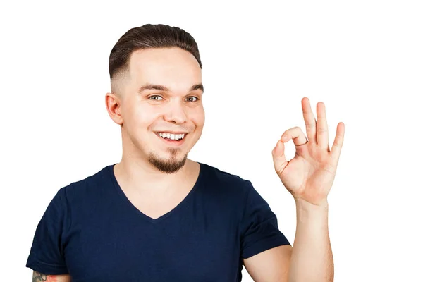 Erwachsene lustige Kerl lächelt und zeigen Zeichen ok. isoliert auf weißem Hintergrund — Stockfoto