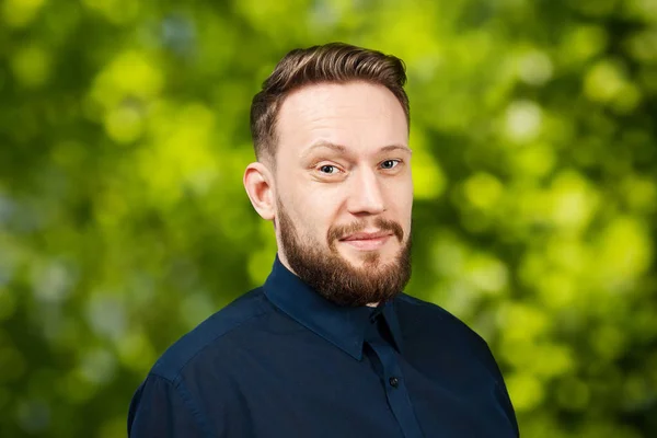 Retrato de hombre adulto guapo sobre fondo verde bokeh. Hombre caucásico con barba sonriendo. Empresario . —  Fotos de Stock