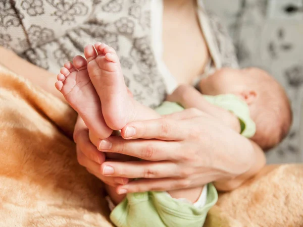 Pernas bebê recém-nascido nas mãos de seus pais — Fotografia de Stock