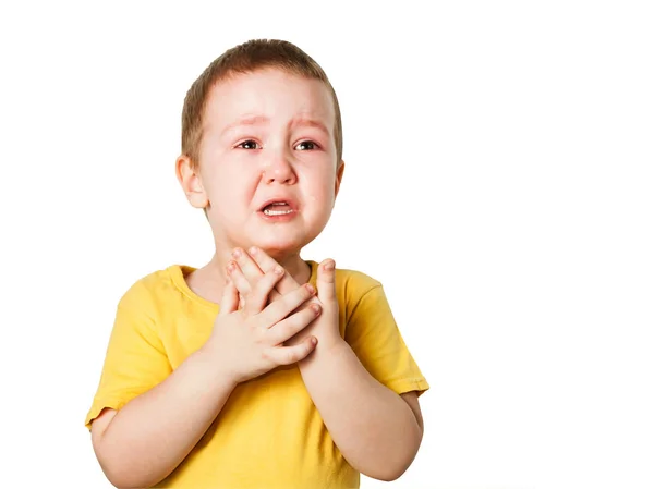 Chorando menino em uma camiseta amarela cobre seu rosto com mãos e gritos, estúdio isolado no fundo branco — Fotografia de Stock