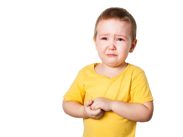 Crying Baby Boy i en gul T-shirt täcker hans ansikte med händer och rop, Studio isolerad på vit bakgrund — Stockfoto
