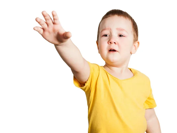 Crying Baby Boy i en gul T-shirt täcker hans ansikte med händer och rop, Studio isolerad på vit bakgrund — Stockfoto