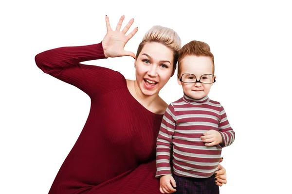 Ung mamma och leende pojke med glasögon isolerade på vit bakgrund — Stockfoto
