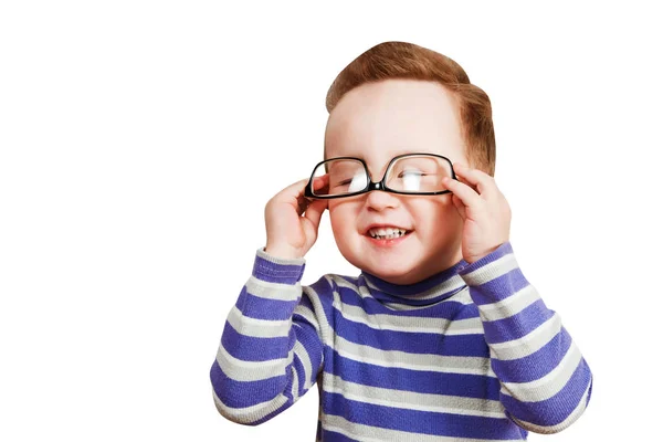 Leende Baby Boy klänningar glasögon. Isolerad på vit bakgrund — Stockfoto