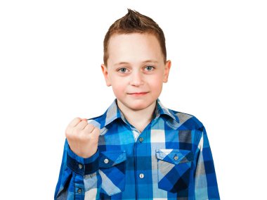 Çocuk yumruğunu ciddi bir yüzle gösterir. Beyaz arka planda yalıtılmış.