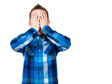 Çocuk elleriyle gözlerini kapatıyor. beyaz arka plan üzerinde izole