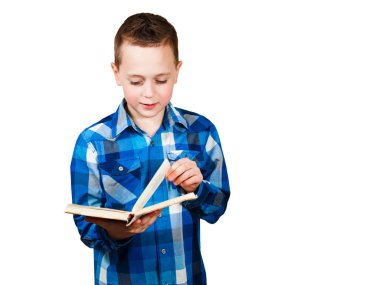 Çocuk portresi kitap okudu. Beyaz arka planda yalıtılmış
