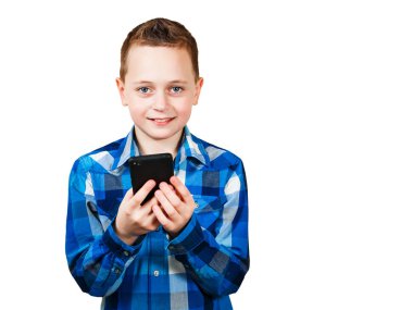 Cep telefonu ve gülümsüyor tutan çocuk, beyaz arka plan üzerinde izole