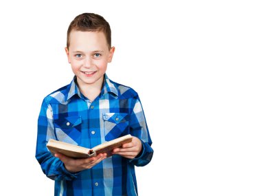 Çocuk koltuk altında kitaplar tutuyor. beyaz arka plan üzerinde izole