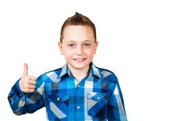Porträtt pojke, klädd i blå skjorta, peka finger upp. Isolerad på vit bakgrund — Stockfoto