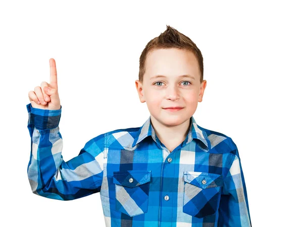 Porträtt pojke, bär skjorta, peka finger upp. Isolerad på vit bakgrund — Stockfoto