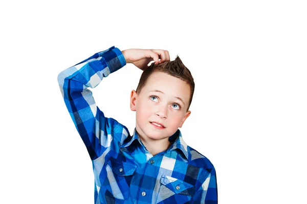 Porträtt av tänkande pojke med hand på ansiktet, tittar upp. Isolerad på vit bakgrund — Stockfoto