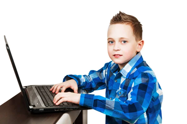 Porträt der Jungenarbeit und Lernen am Computer. isoliert auf weißem Hintergrund — Stockfoto