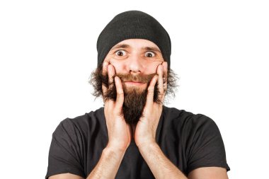 Komik sakallı genç adam sakalına dokunuyor. Beyaz arka planda yalıtılmış