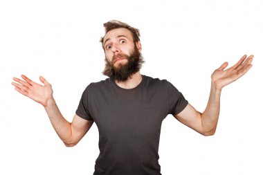 Genç sakallı adam omuzlarını silker. Beyaz arkaplanda izole